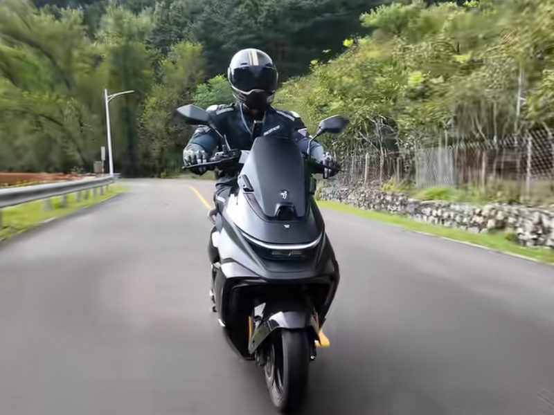 在城市里租房的人，骑摩托和骑电摩哪个好一点？